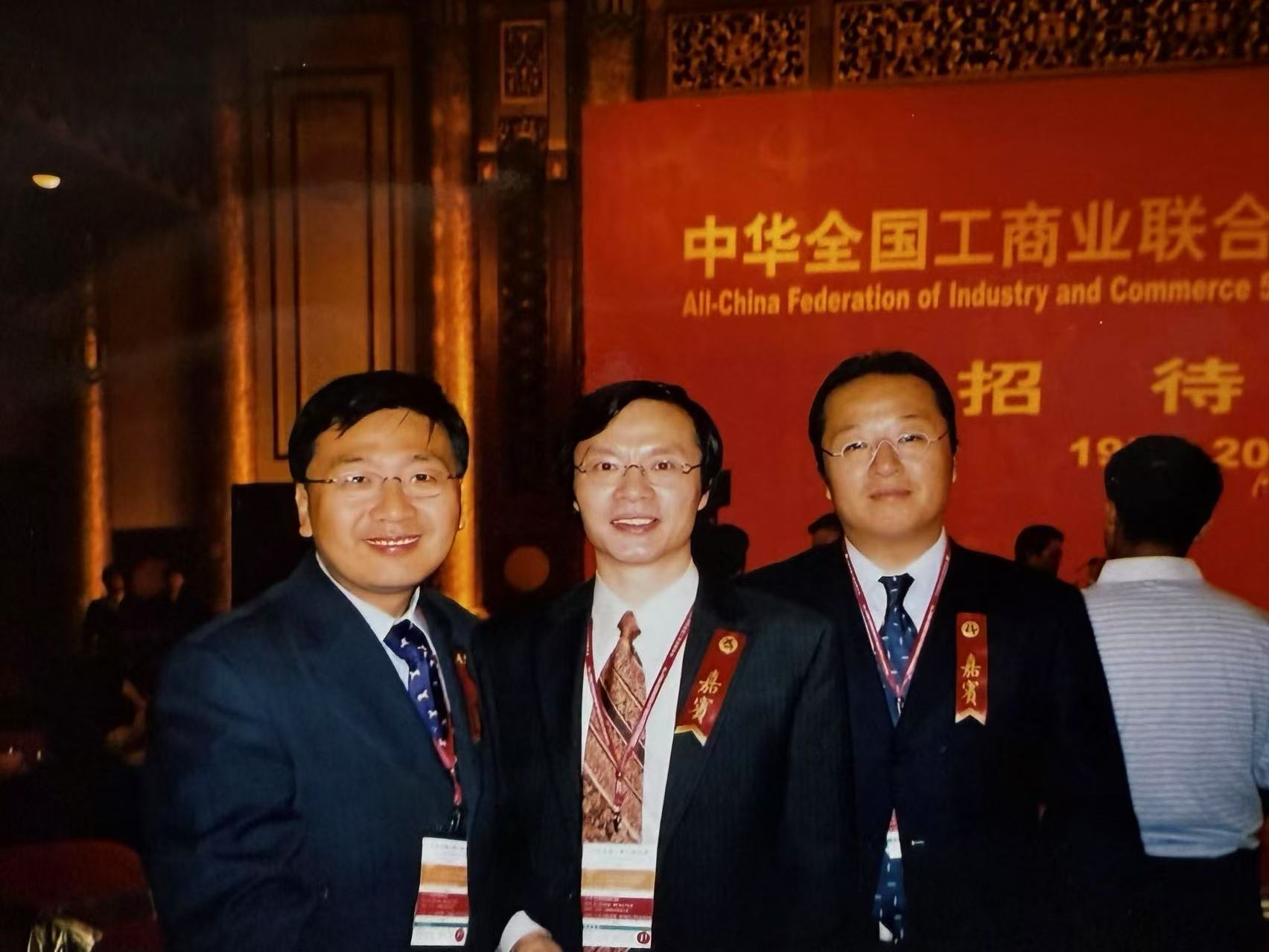 與韓國政府部門組團參加馬來西亞第七屆世界華商大會。接受世界華商大會會旗，着手舉辦第八屆世界華商大會工作